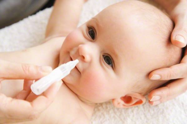 Come eseguire (e quando) i lavaggi nasali al nostro bebè